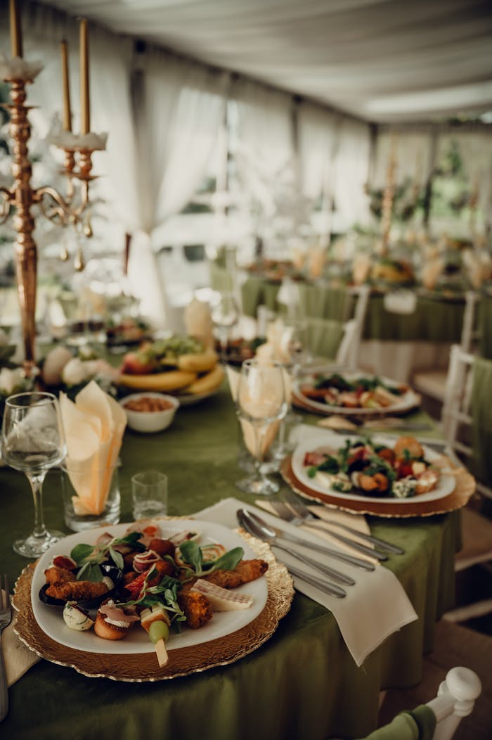 Beautifully set tables at a wedding reception in Cluj-Napoca, Romania, featuring elegant decor and gourmet cuisine.